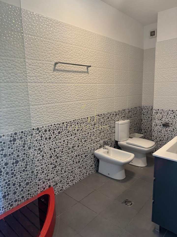 Shitet Apartament 3+1+3 në Liqen te thate