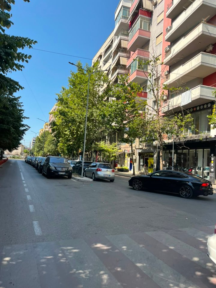 Negozio in vendita ad Astir