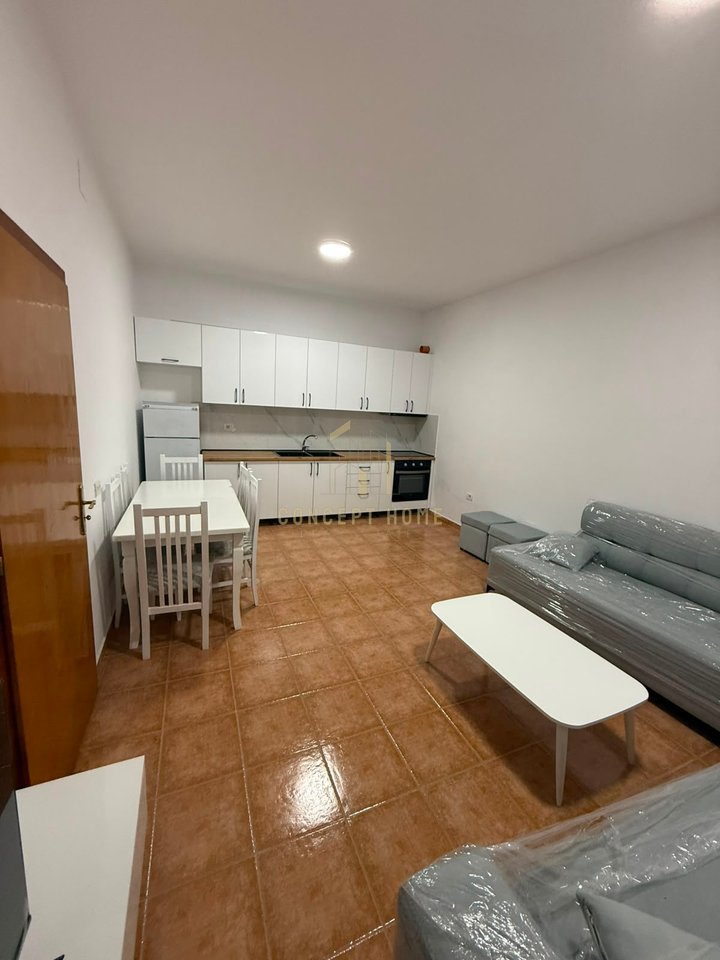 Jepet me qera apartament  1+1 ne 5 Maj