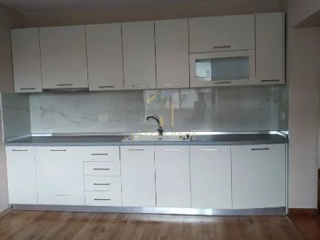 Jepet me qera apartament per banim ose aktivitet zyre 1+1 tek 21 Dhjetori