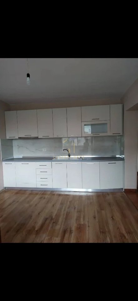 Jepet me qera apartament per banim ose aktivitet zyre 1+1 tek 21 Dhjetori