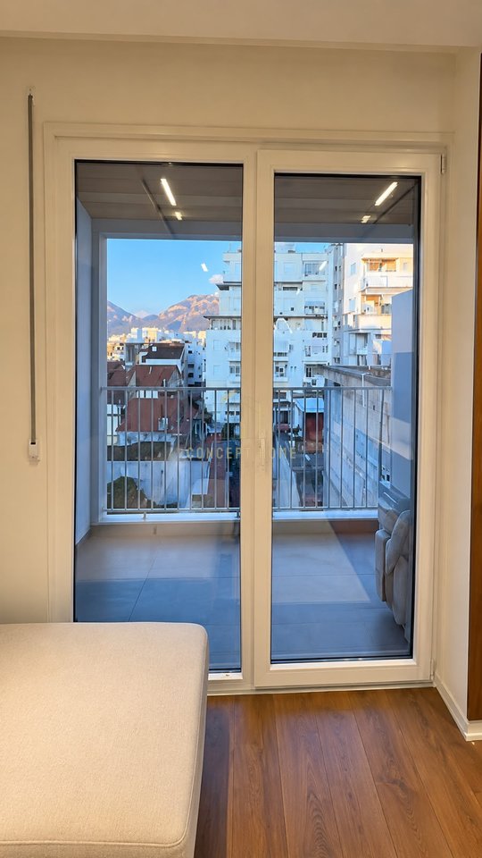 Jepet me qera apartament 1+1+post parkimi tek Xhamlliku