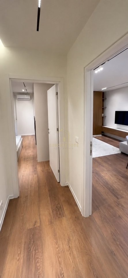 Jepet me qera apartament 1+1+post parkimi tek Xhamlliku