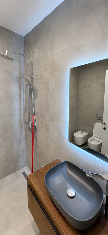 Jepet me qera apartament 1+1+post parkimi tek Xhamlliku