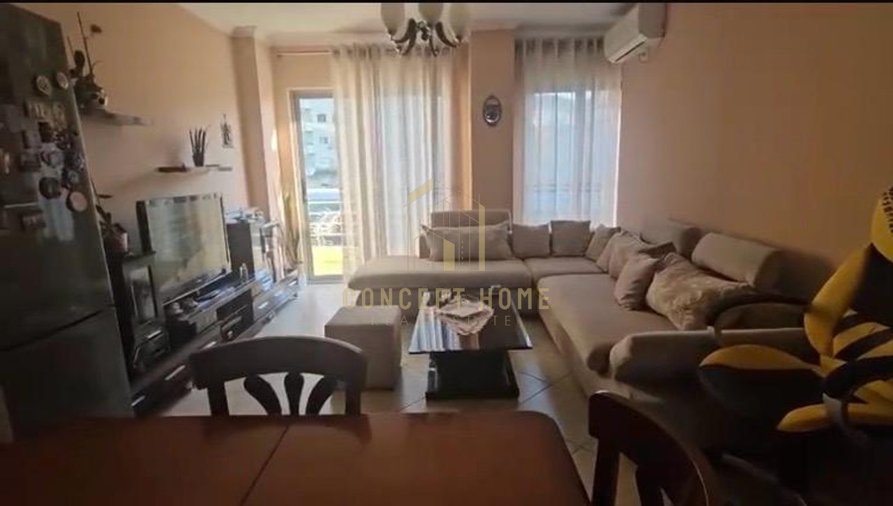 Shitet apartament 2+1+2 tek Komuna e Parisit