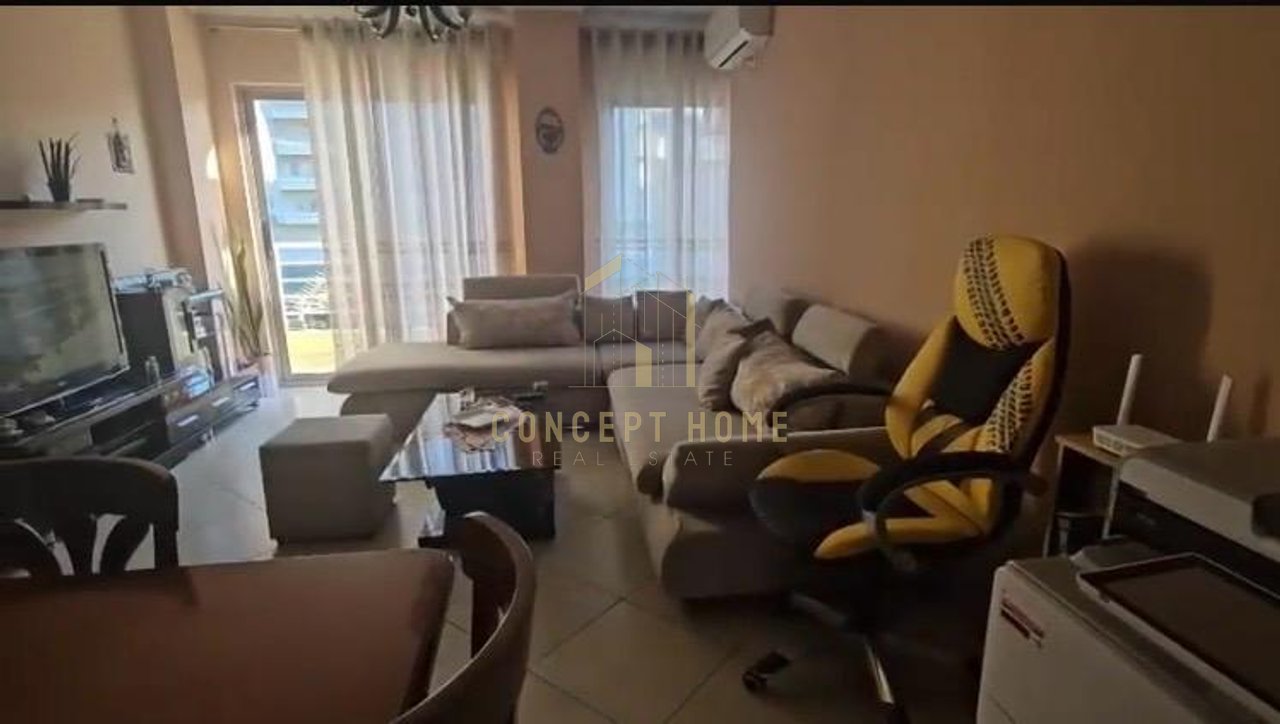 Shitet apartament 2+1+2 tek Komuna e Parisit