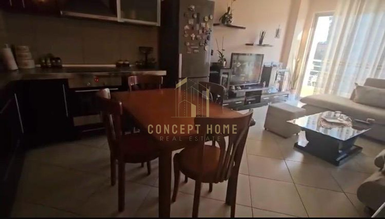 Shitet apartament 2+1+2 tek Komuna e Parisit