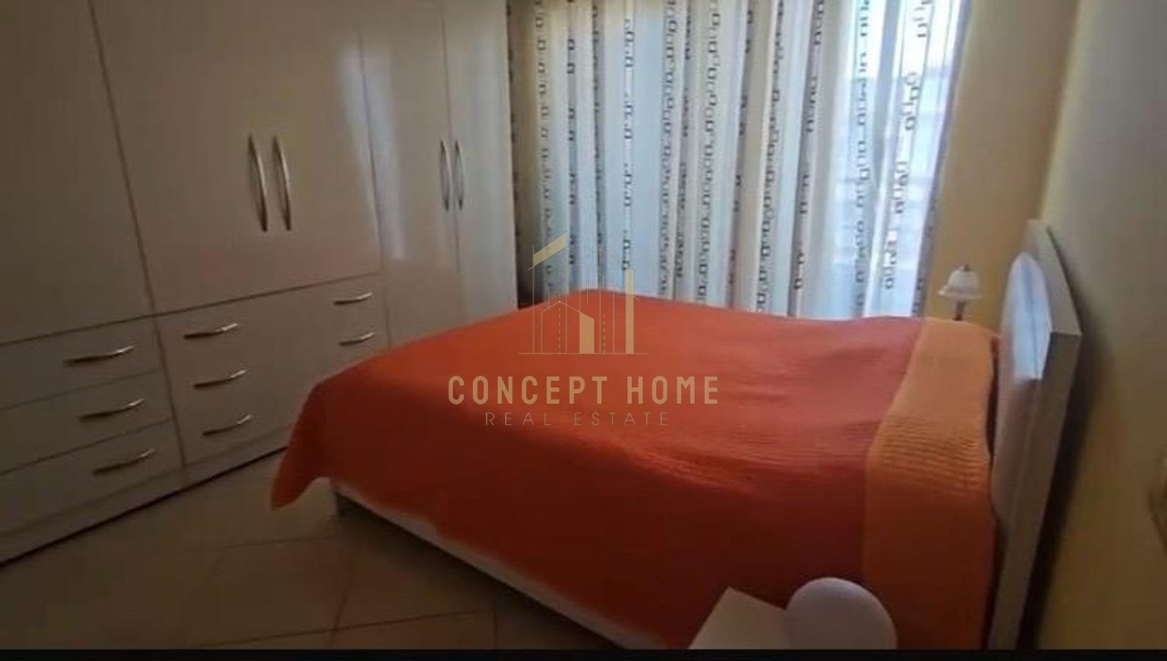 Shitet apartament 2+1+2 tek Komuna e Parisit