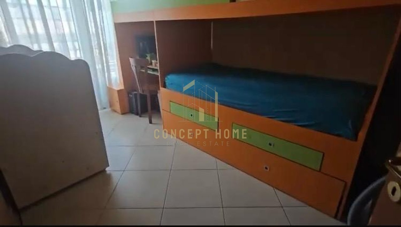 Shitet apartament 2+1+2 tek Komuna e Parisit