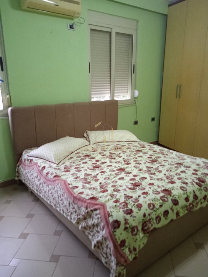 Jepet me qera apartament 1+1 ne Rrugen e Durresit
