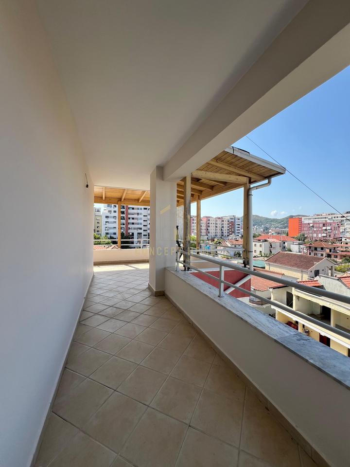 Vendesi appartamento 2+1+2+ veranda ad Astir