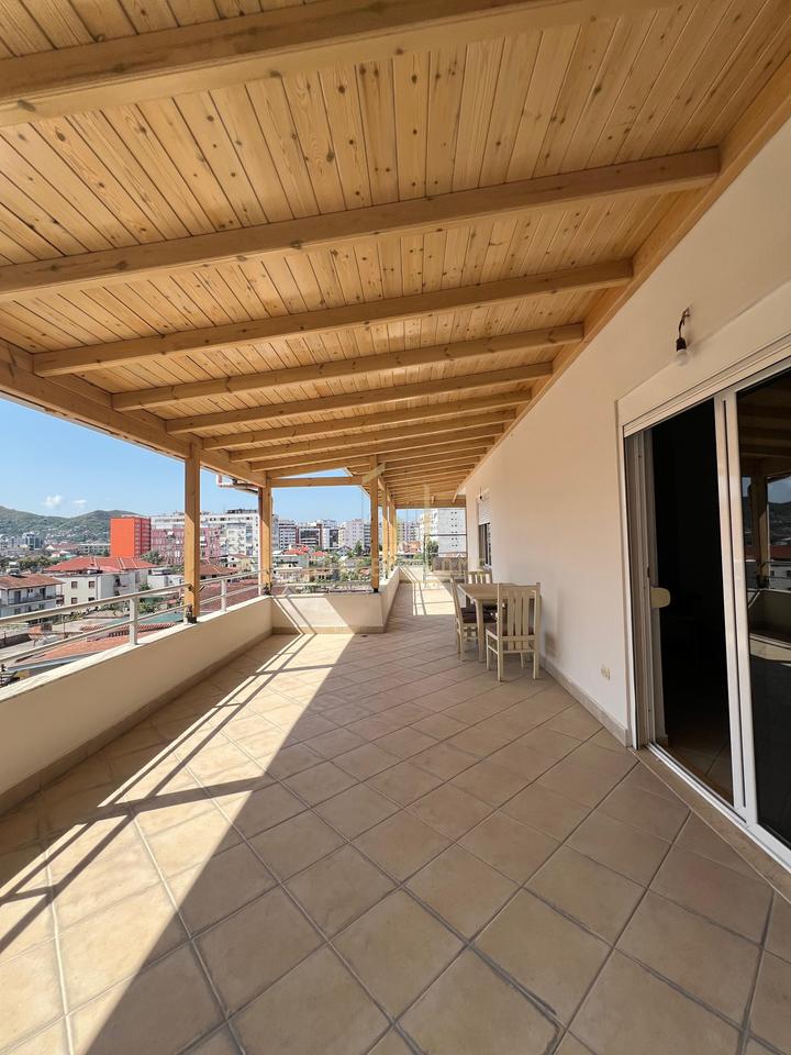 Vendesi appartamento 2+1+2+ veranda ad Astir
