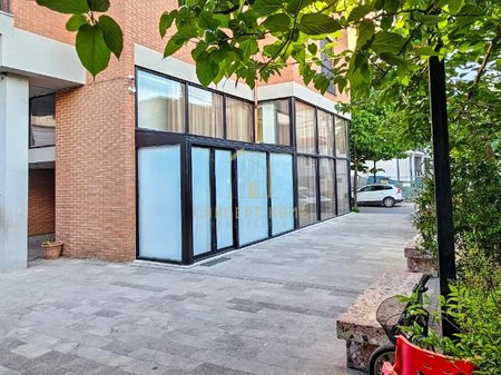 Dyqan Me Qira Tek Brryli, Tiranë - 600€ | 44 m²