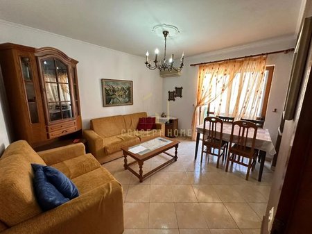 Jepet me qera Apartamenti 2+1 te Marteniteti i Ri/Cmimi: 50.000Leke/ muaj