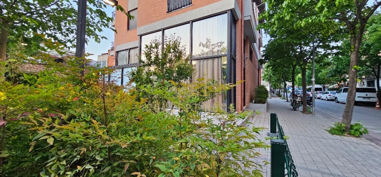 Dyqan Me Qira Tek Brryli, Tiranë - 600€ | 44 m²