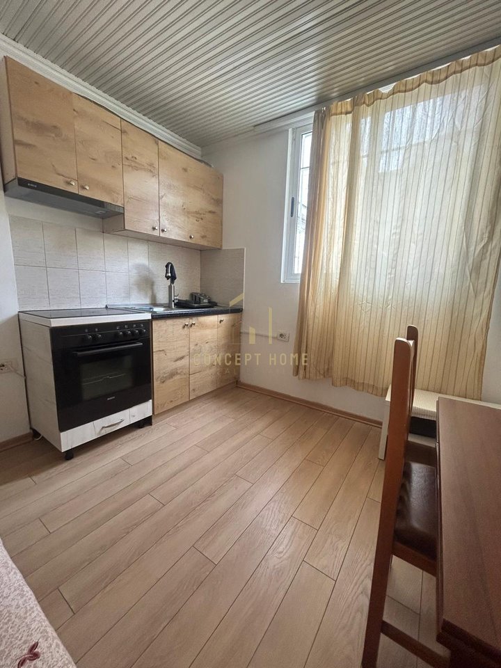 Jepet me qera Shtepi 1+1 tek Komuna e Parisit