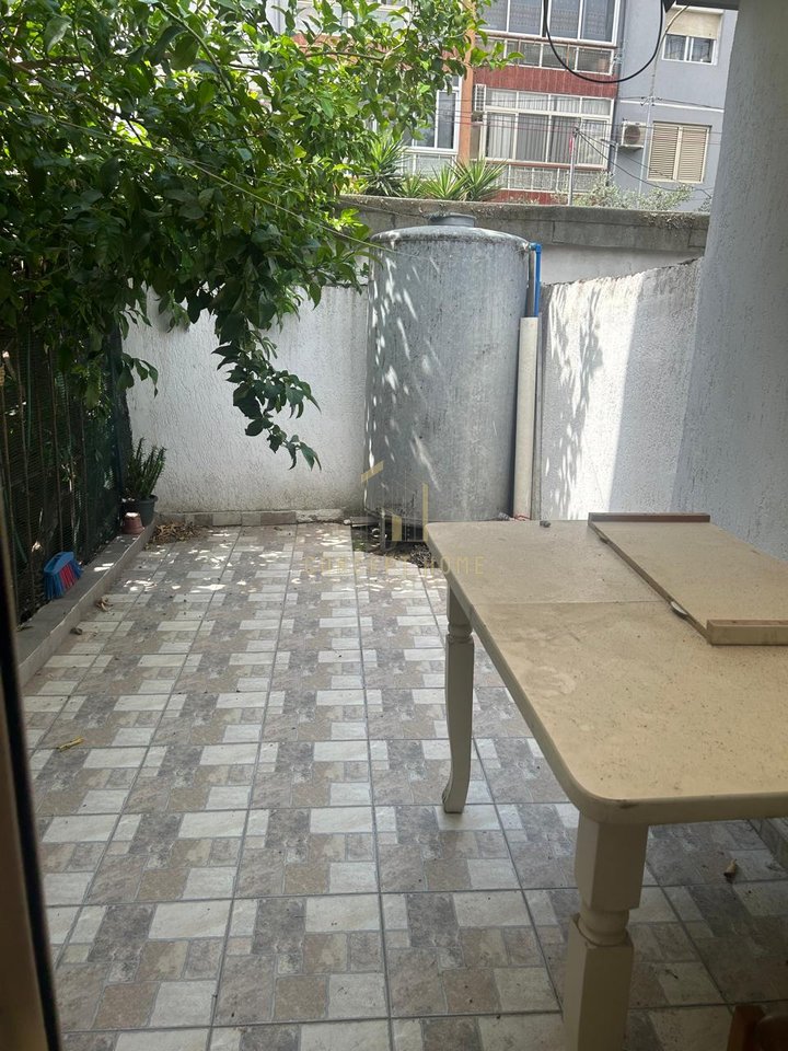 Jepet me qera Shtepi 1+1 tek Komuna e Parisit