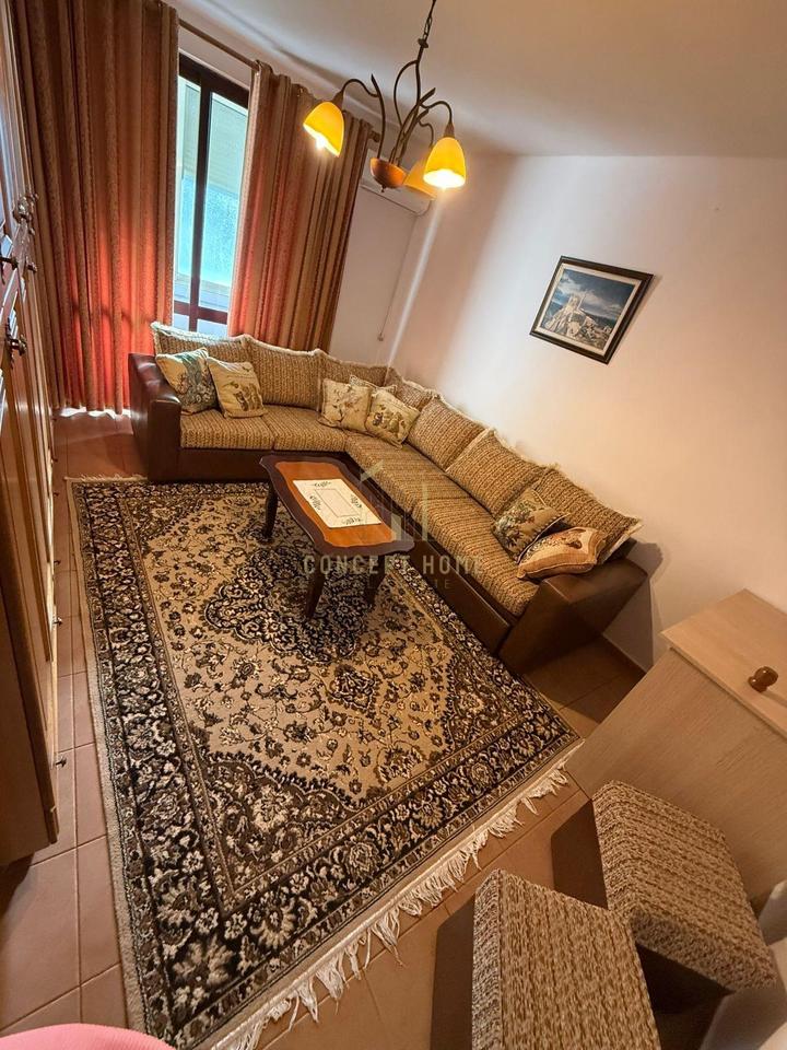 Jepet me qera apartament  2+1 te 21 Dhjetori/Cmimi: 50.000 ALL