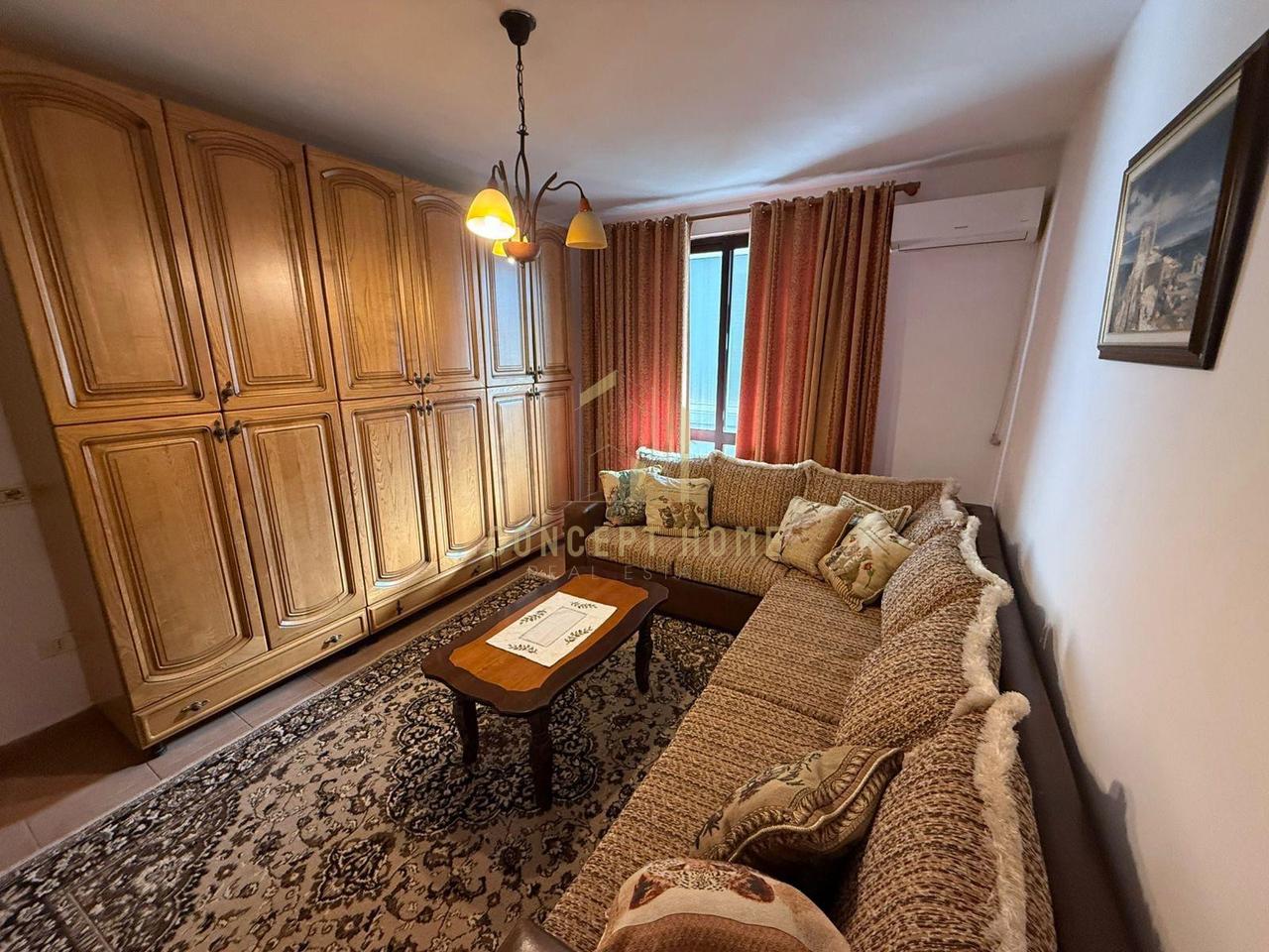Jepet me qera apartament  2+1 te 21 Dhjetori/Cmimi: 50.000 ALL