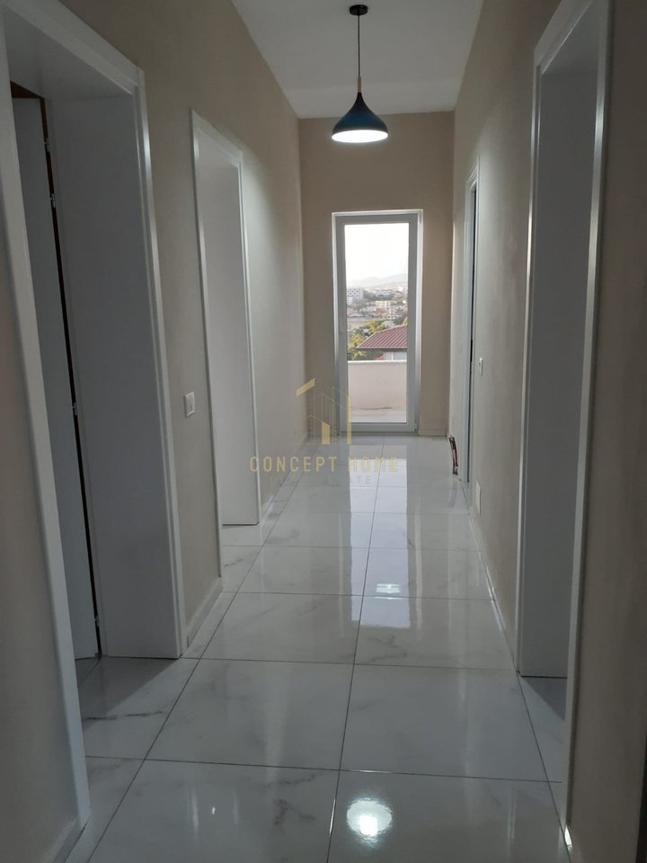 Affittasi ingresso 3+1 di una villa vicino al Complesso Xheluks.