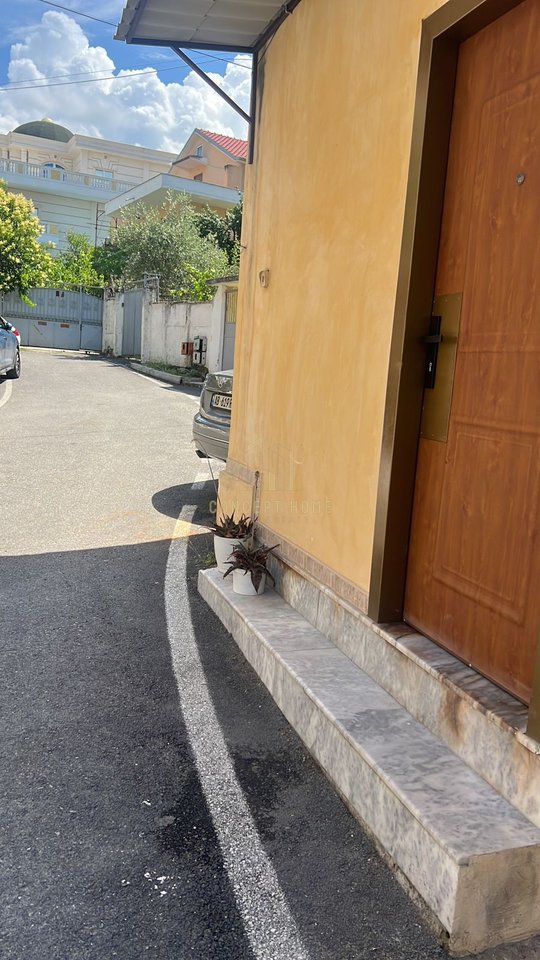 Jepet me qera hyrje 1+1 tek Ali Demi