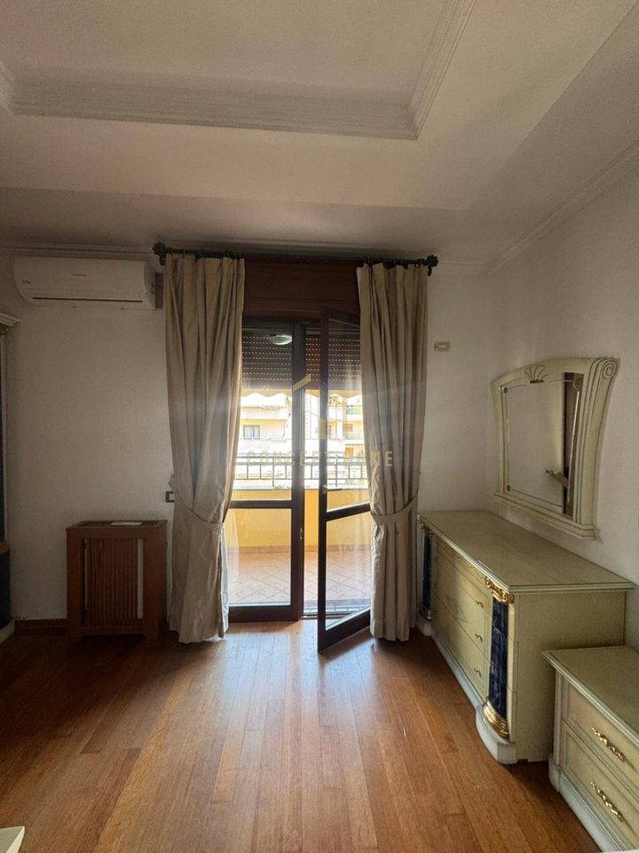 Apartment 3+1+2 for rent at Komuna e Parisit