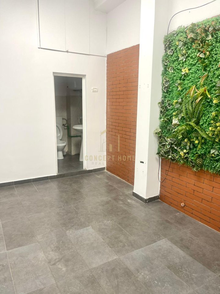 Locale commerciale in affitto a 21 Dhjetori