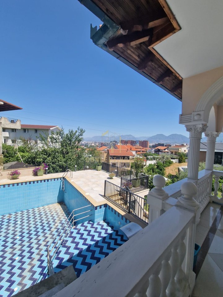Vendesi Super Villa con Piscina a Selite, 1000 m2 Lusso x Classico