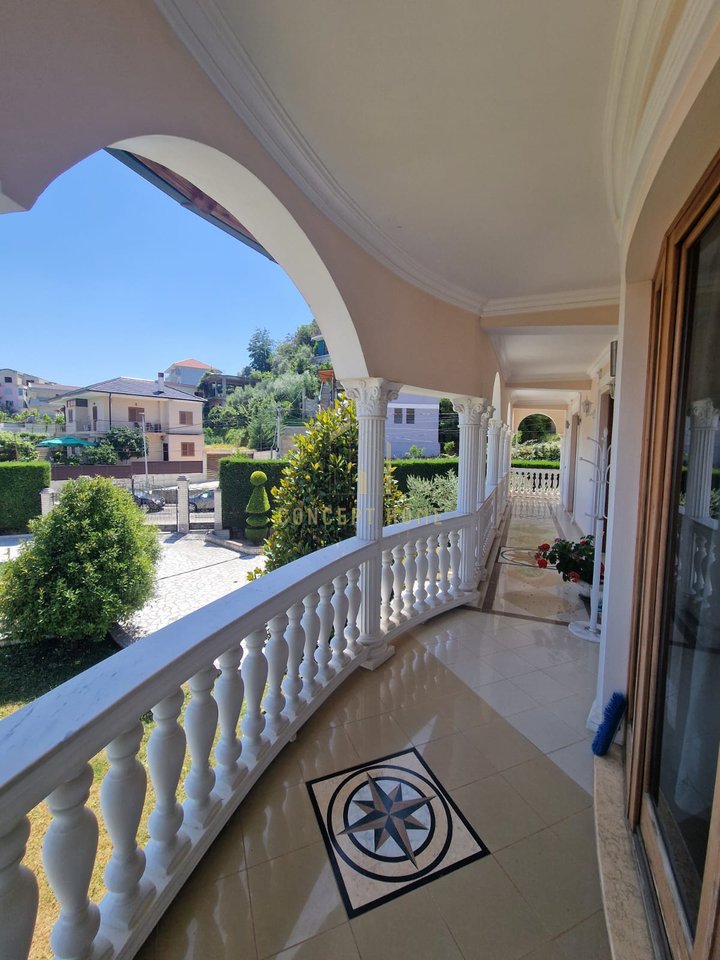Vendesi Super Villa con Piscina a Selite, 1000 m2 Lusso x Classico