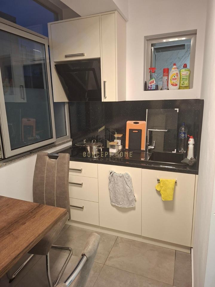Appartamento 1+1 in affitto a Komuna e Parisit