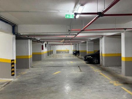 6 parking spaces for rent at Red School