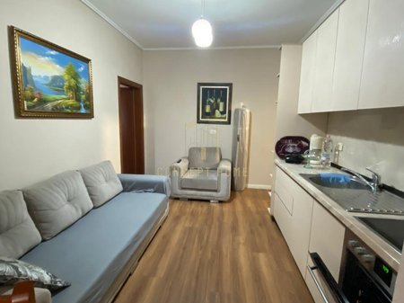 Affittasi appartamento 1+1 presso Komuna e Parisit/450€