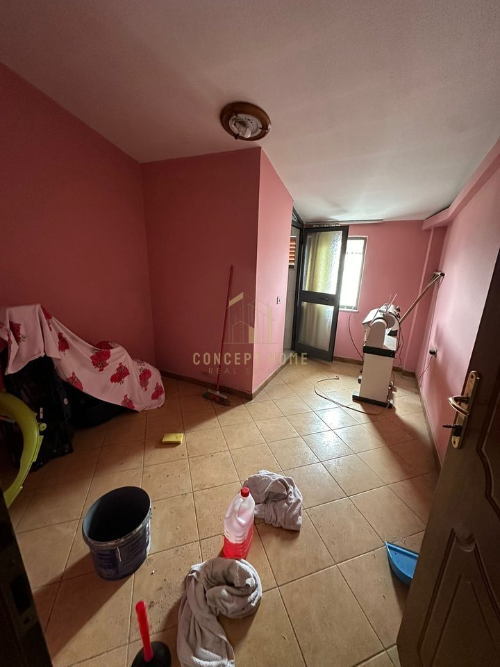 Shitet ndërtesë 3-katëshe "Motel" + Toke ne Vaqarr ( Buze rruges Kryesore ) , Tiranë - 850.000€ | 1159 m²
