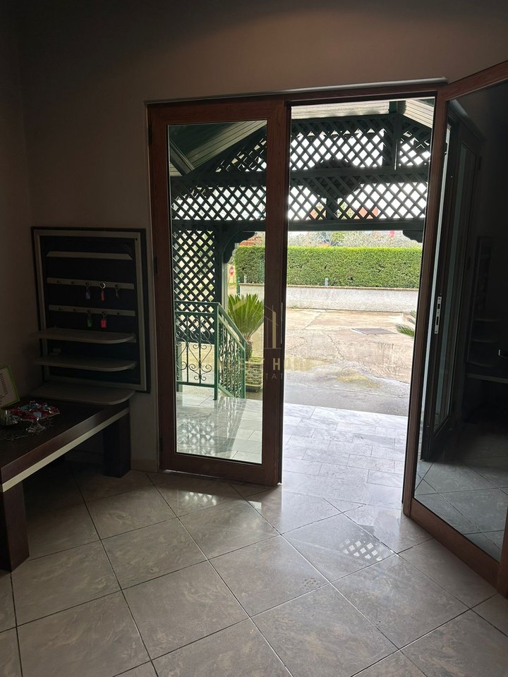 Shitet ndërtesë 3-katëshe "Motel" + Toke ne Vaqarr ( Buze rruges Kryesore ) , Tiranë - 850.000€ | 1159 m²