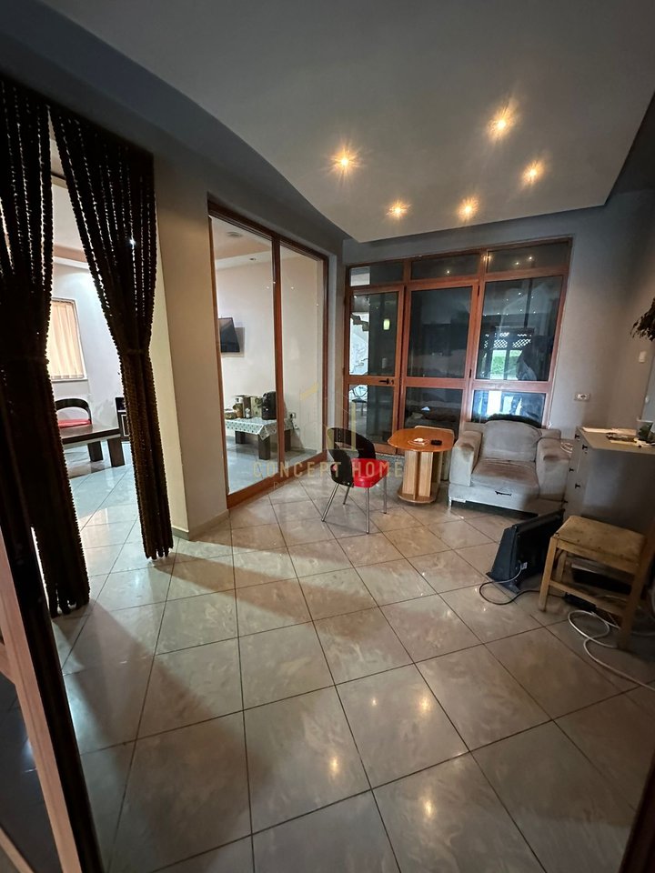 Shitet ndërtesë 3-katëshe "Motel" + Toke ne Vaqarr ( Buze rruges Kryesore ) , Tiranë - 850.000€ | 1159 m²