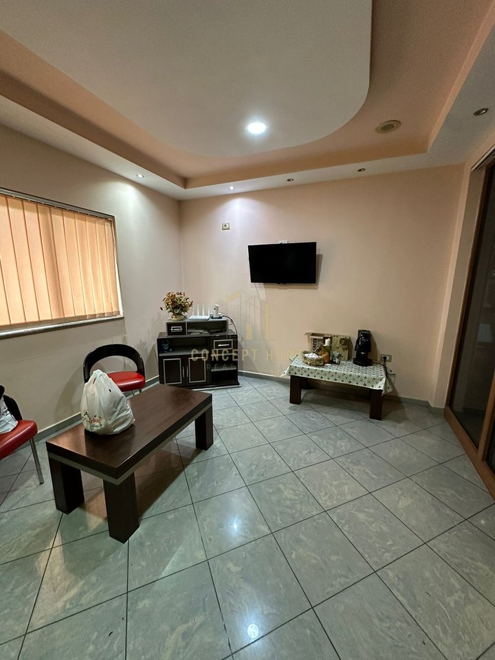 Shitet ndërtesë 3-katëshe "Motel" + Toke ne Vaqarr ( Buze rruges Kryesore ) , Tiranë - 850.000€ | 1159 m²