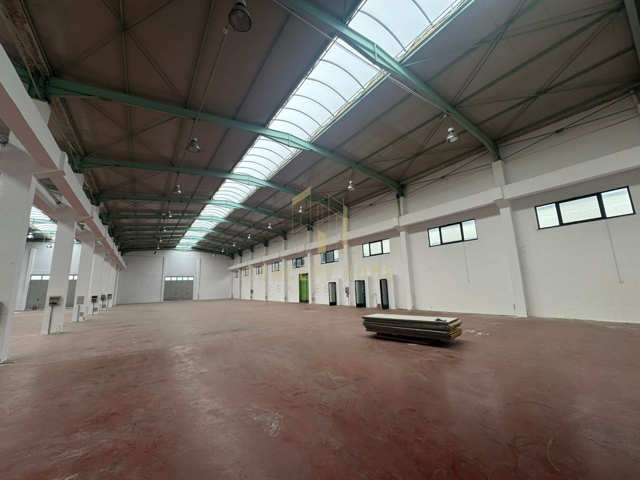 A warehouse of 3000m2 is for rent in Prush.