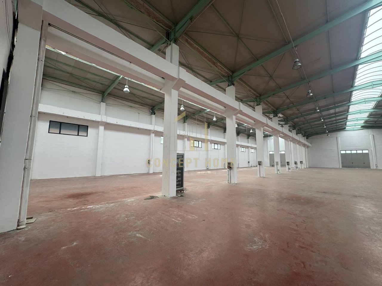 A warehouse of 3000m2 is for rent in Prush.