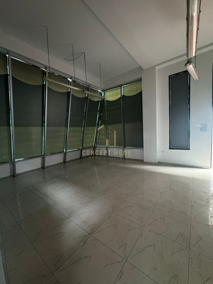 A warehouse of 3000m2 is for rent in Prush.