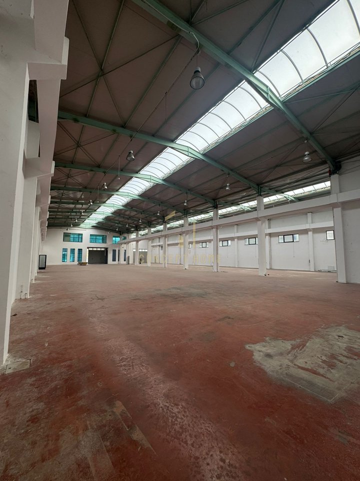 A warehouse of 3000m2 is for rent in Prush.