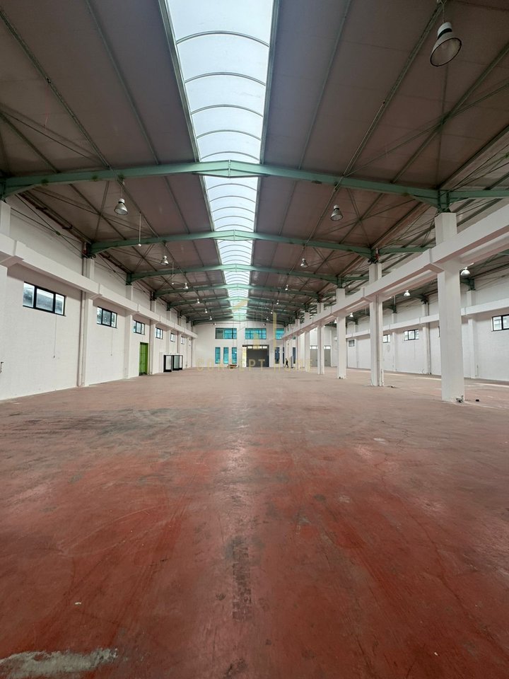 A warehouse of 3000m2 is for rent in Prush.