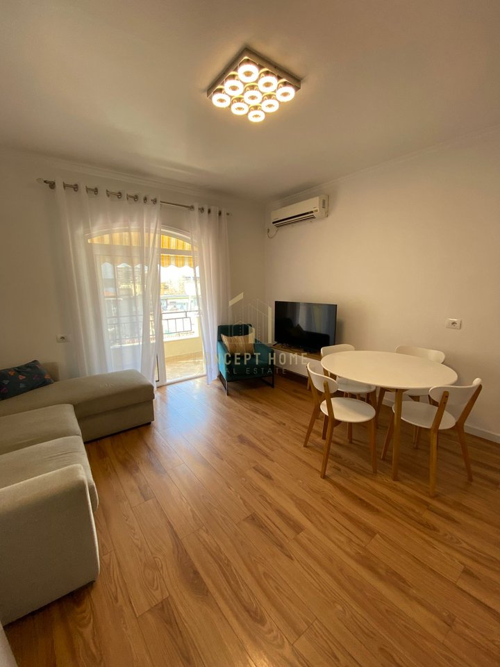 Jepet me qera shtepi 1+1 tek Rr.Barrikadave/550 euro