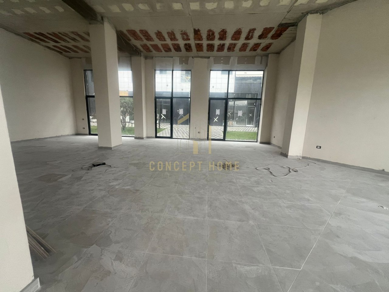 Business premises for rent at Liqeni i Thate/2800 euros