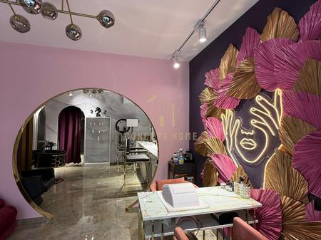 Shitet biznesi parukeri estetike Perballe Toptanit , Tiranë.