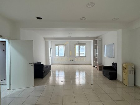 Jepet me qera ambient biznesi  3+2 tek rruga e Kavajes.