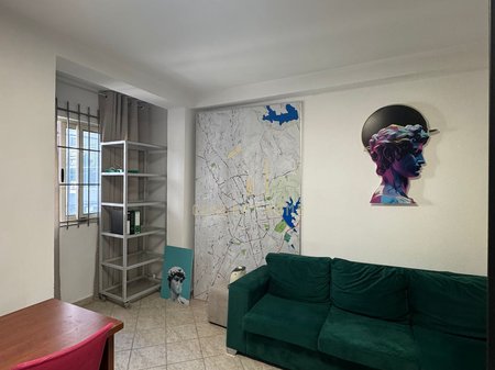 Jepet me qera ambient biznesi tek rruga e Kavajes.