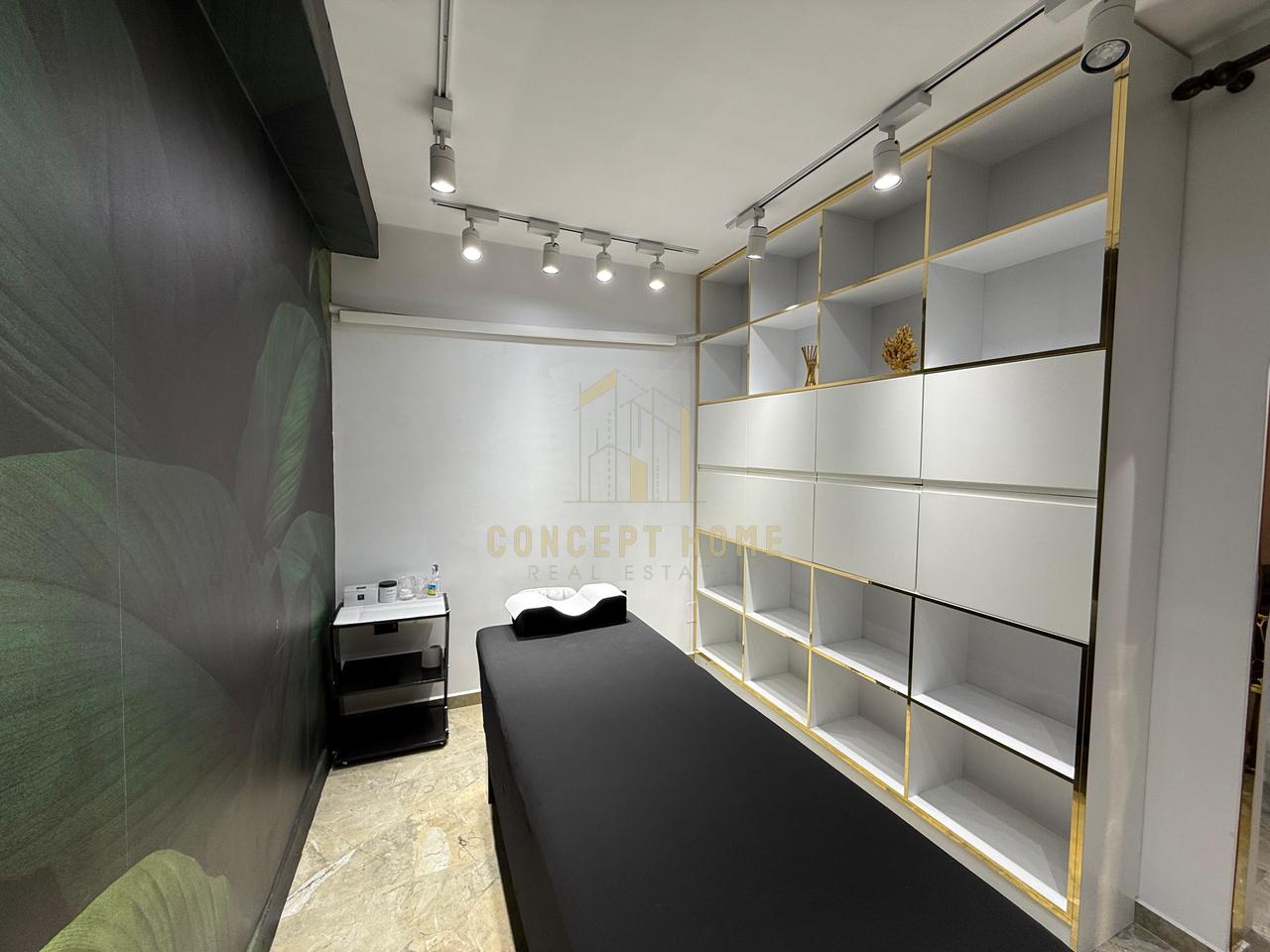 Shitet biznesi parukeri estetike Perballe Toptanit , Tiranë.