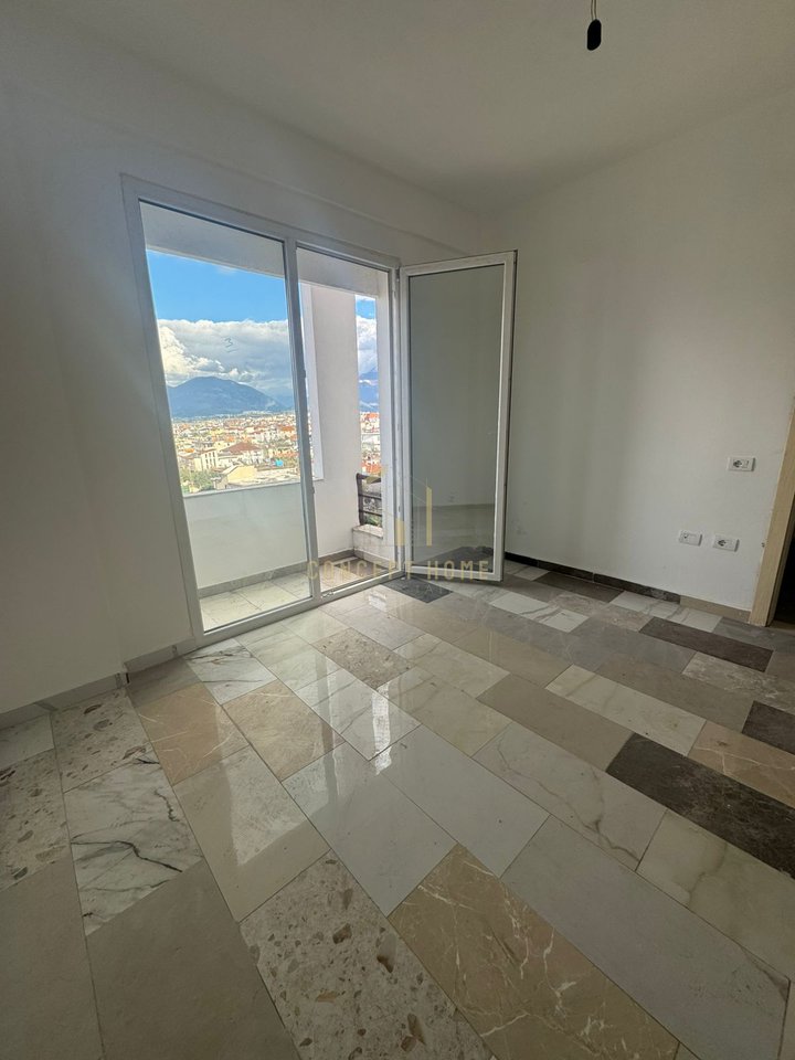 Vendesi appartamento 2+1+2 presso Casa Italia.