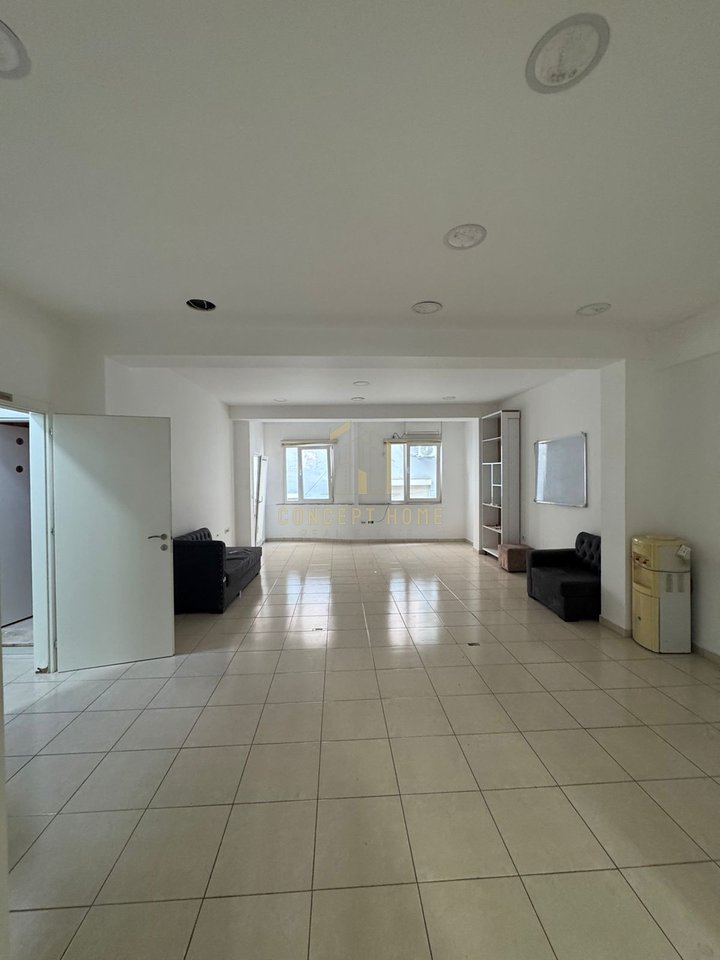 Jepet me qera ambient biznesi  3+2 tek rruga e Kavajes.