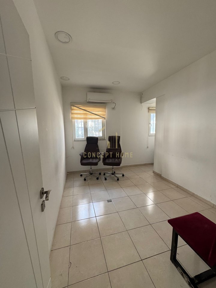 Jepet me qera ambient biznesi  3+2 tek rruga e Kavajes.